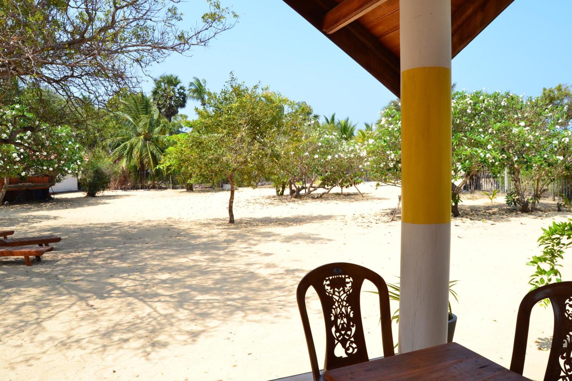 Nirukthie Beach Resort & Restaurant Калпития Экстерьер фото